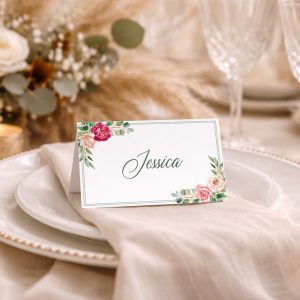 Marque-place mariage floral rose avec inscription La Mariée sur table décorée bohème avec bougies et fleurs